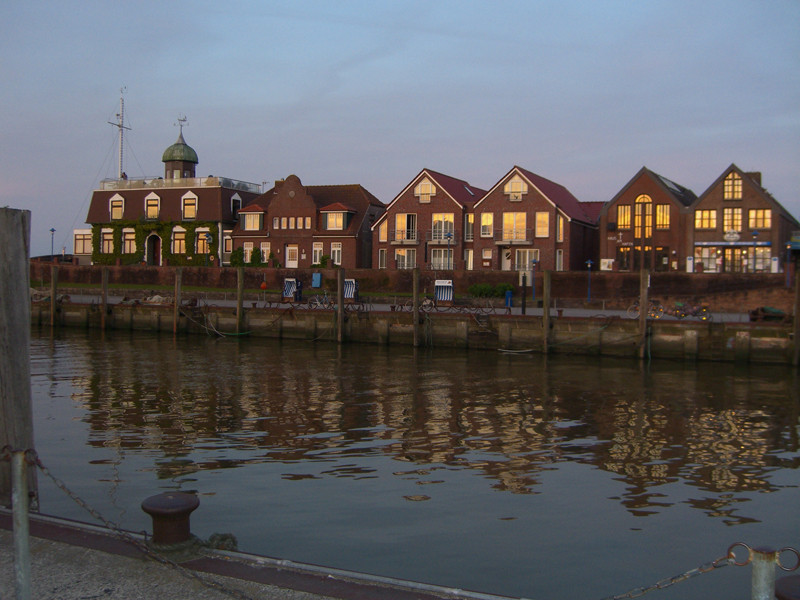 Abendstimmung im Hafen von Neuharlingersiel