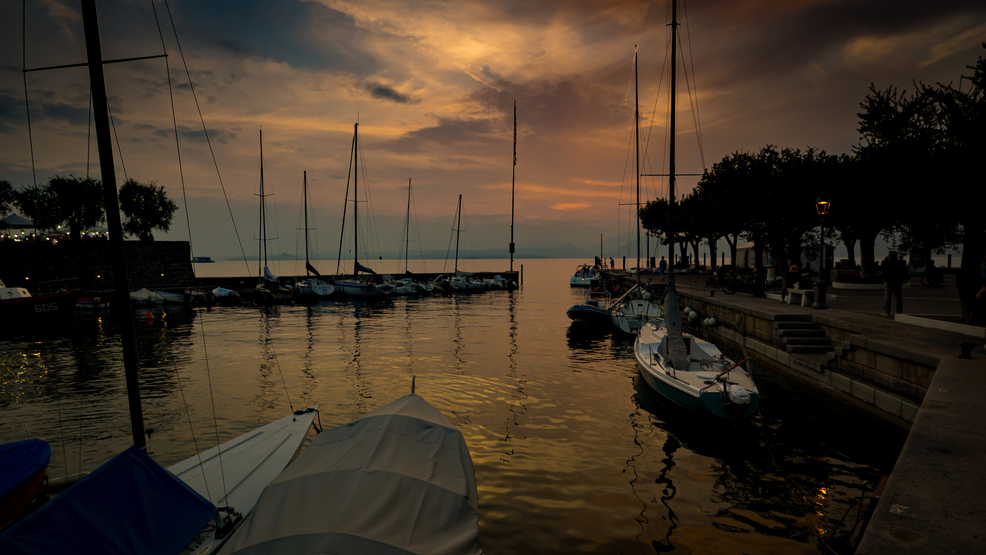 Abendstimmung im Hafen von Torri del Benaco