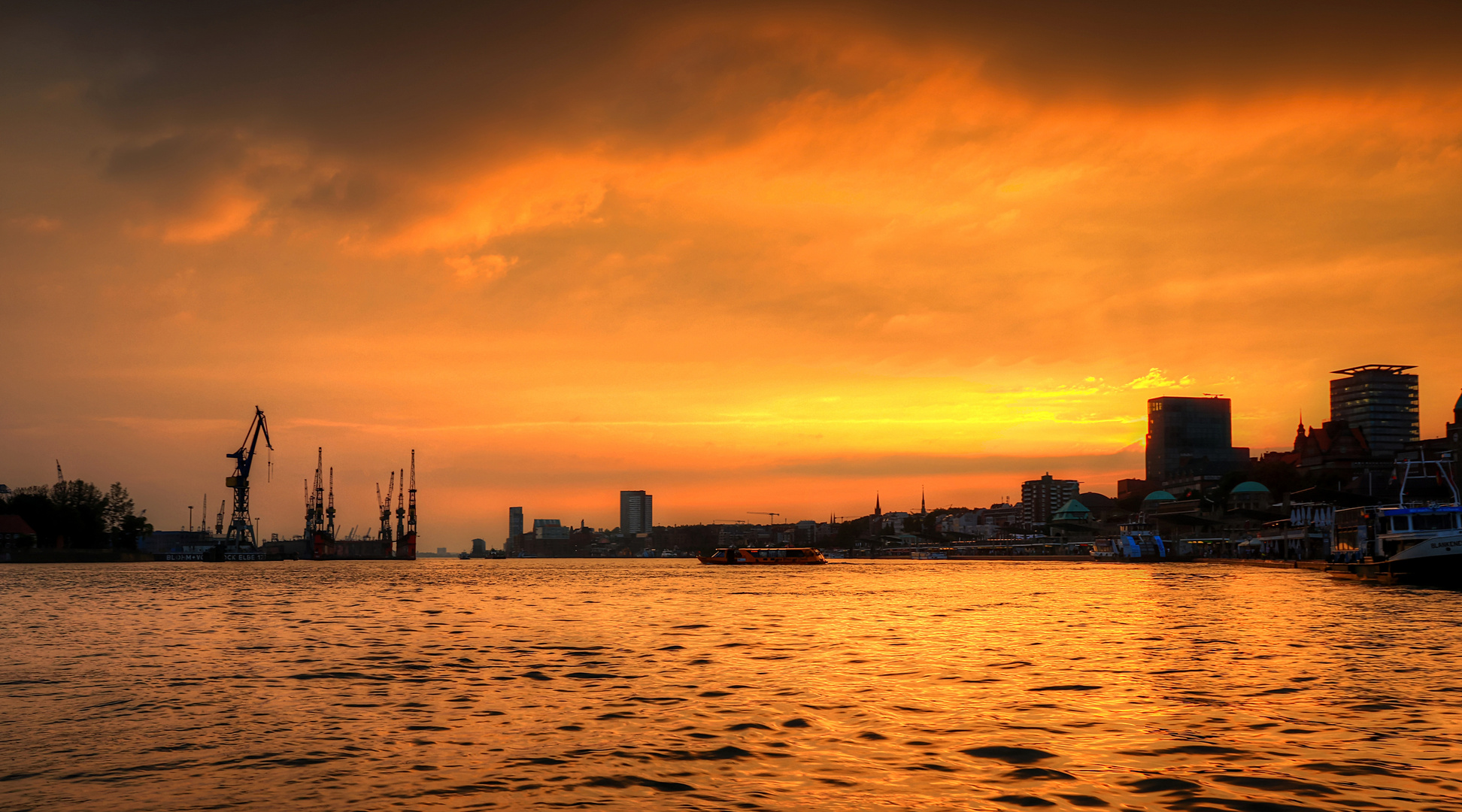 Abendstimmung im Hamburger Hafen