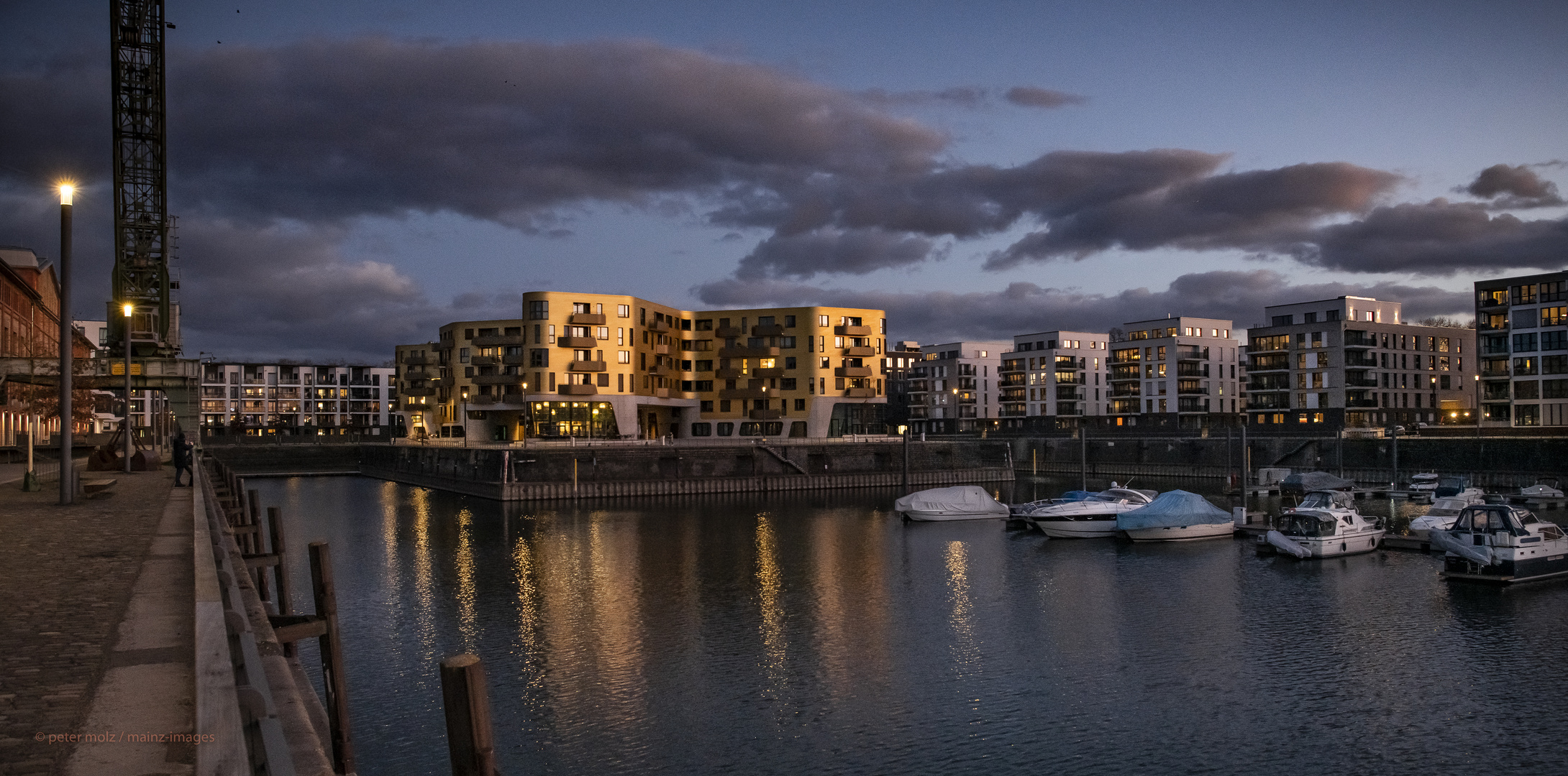 Abendstimmung im Mainzer Zollhafengelände