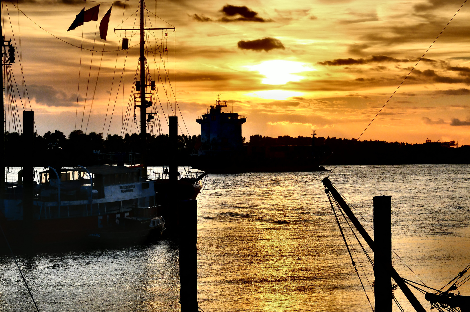 Abendstimmung im Museumshafen Altona Ölvergönne