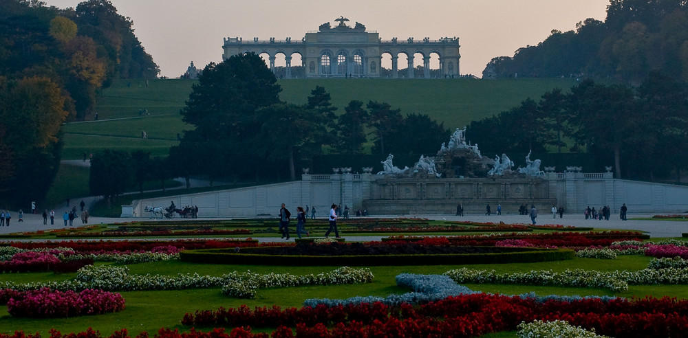 ABENDSTIMMUNG IM SCHLOSSPARK SCHÖNBRUNN