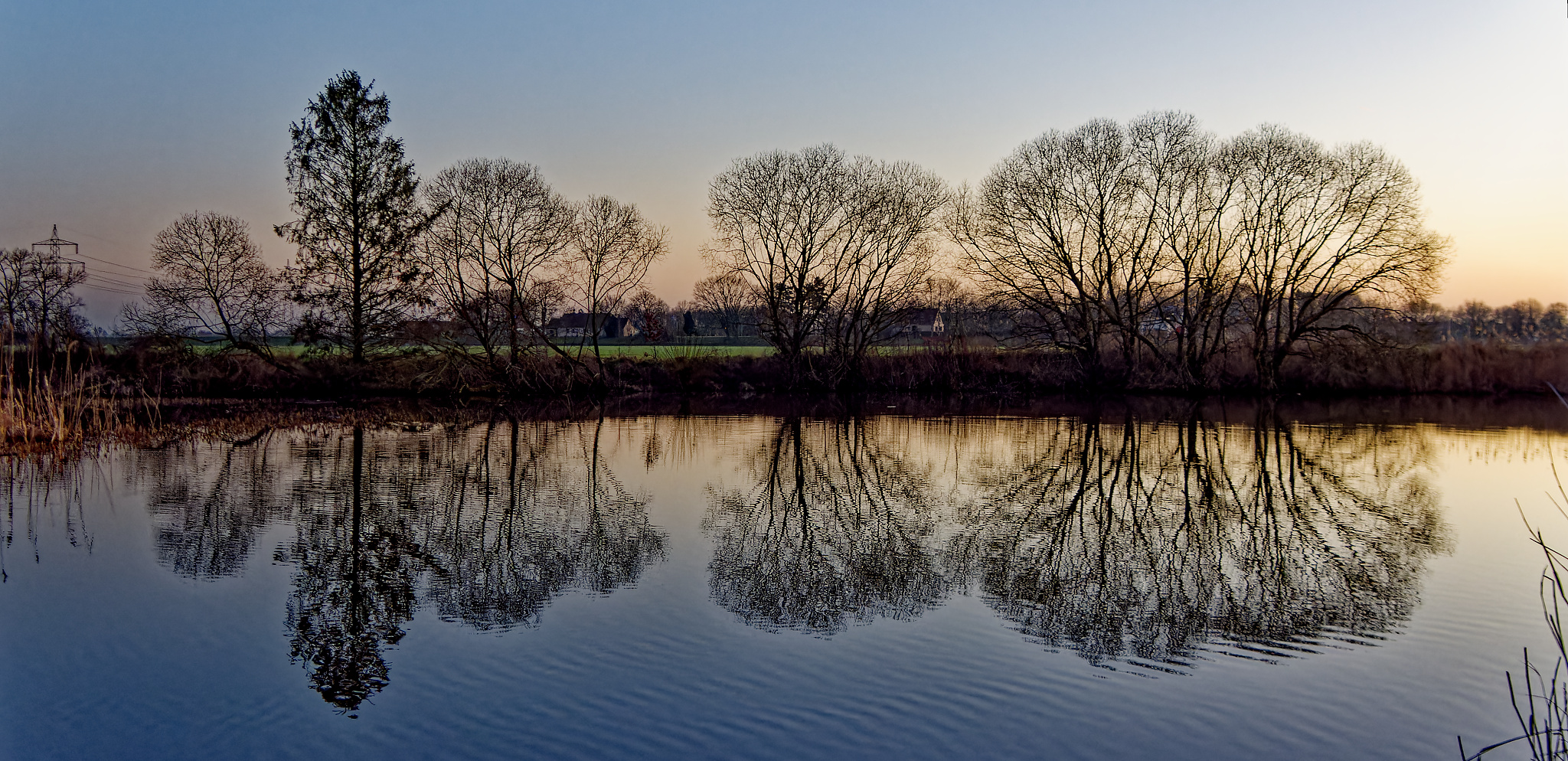 Abendstimmung im Winter am See