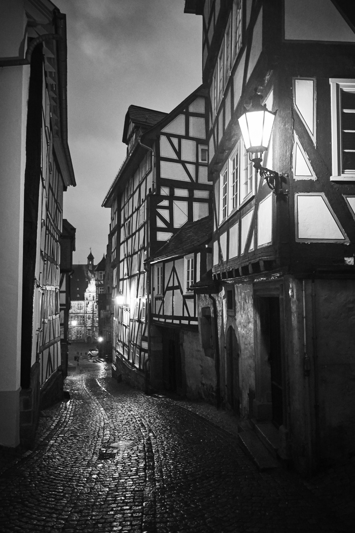 Abendstimmung in den engen Gassen von Marburg