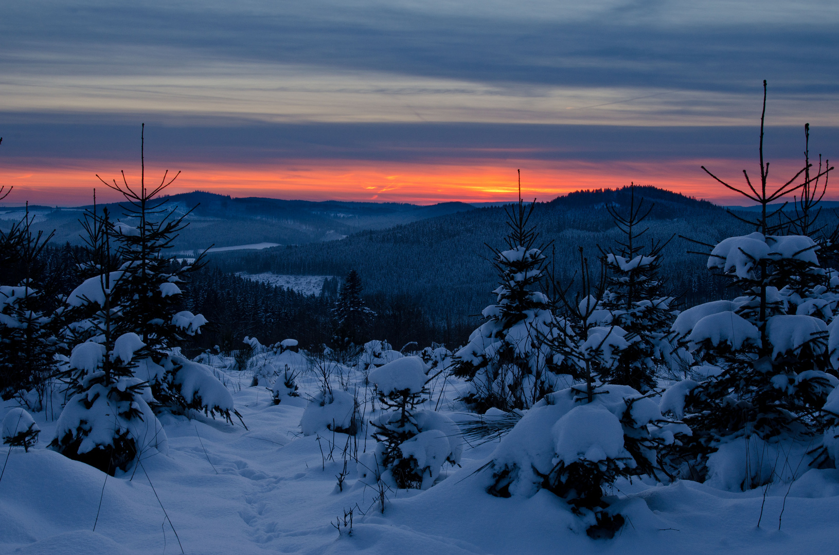 Abendstimmung in den verschneiten Wittgensteiner Bergen