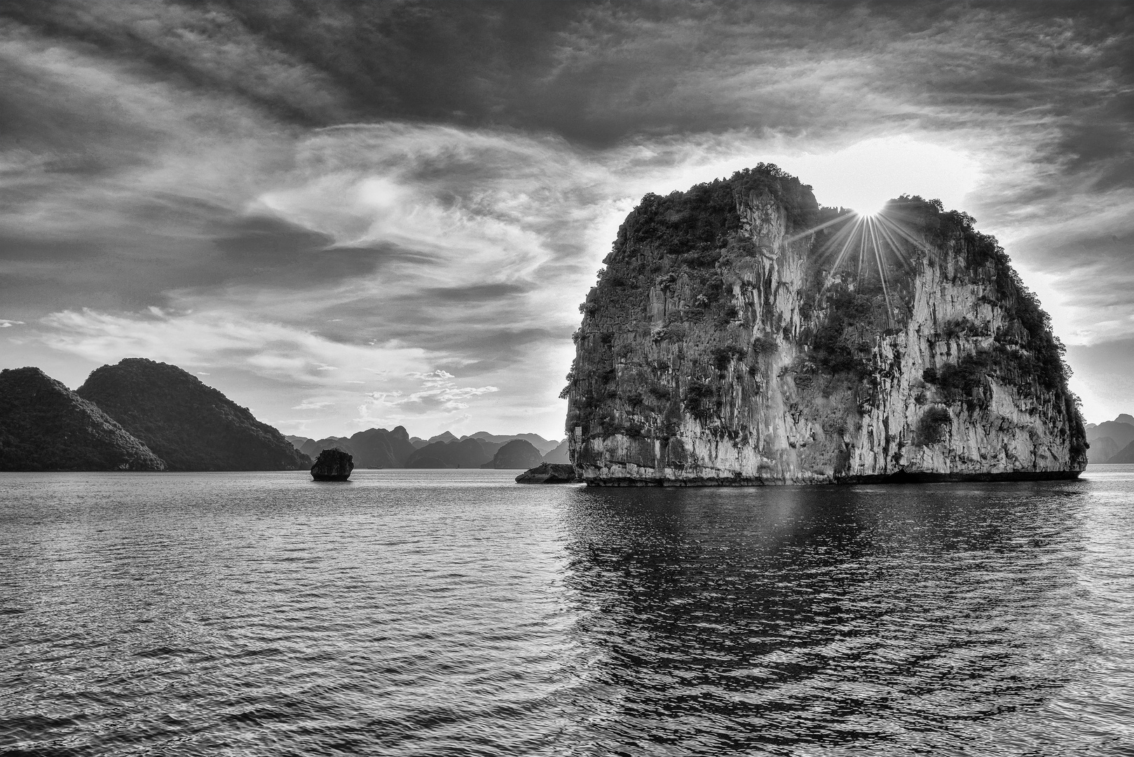 Abendstimmung in der Halong Bucht 01