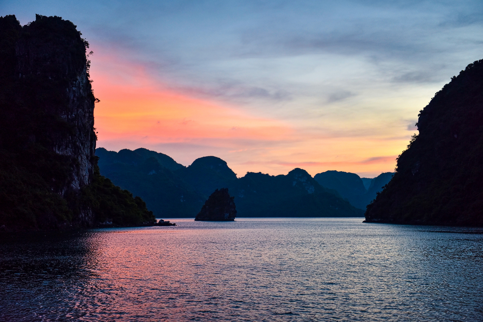 Abendstimmung in der Halong Bucht 02