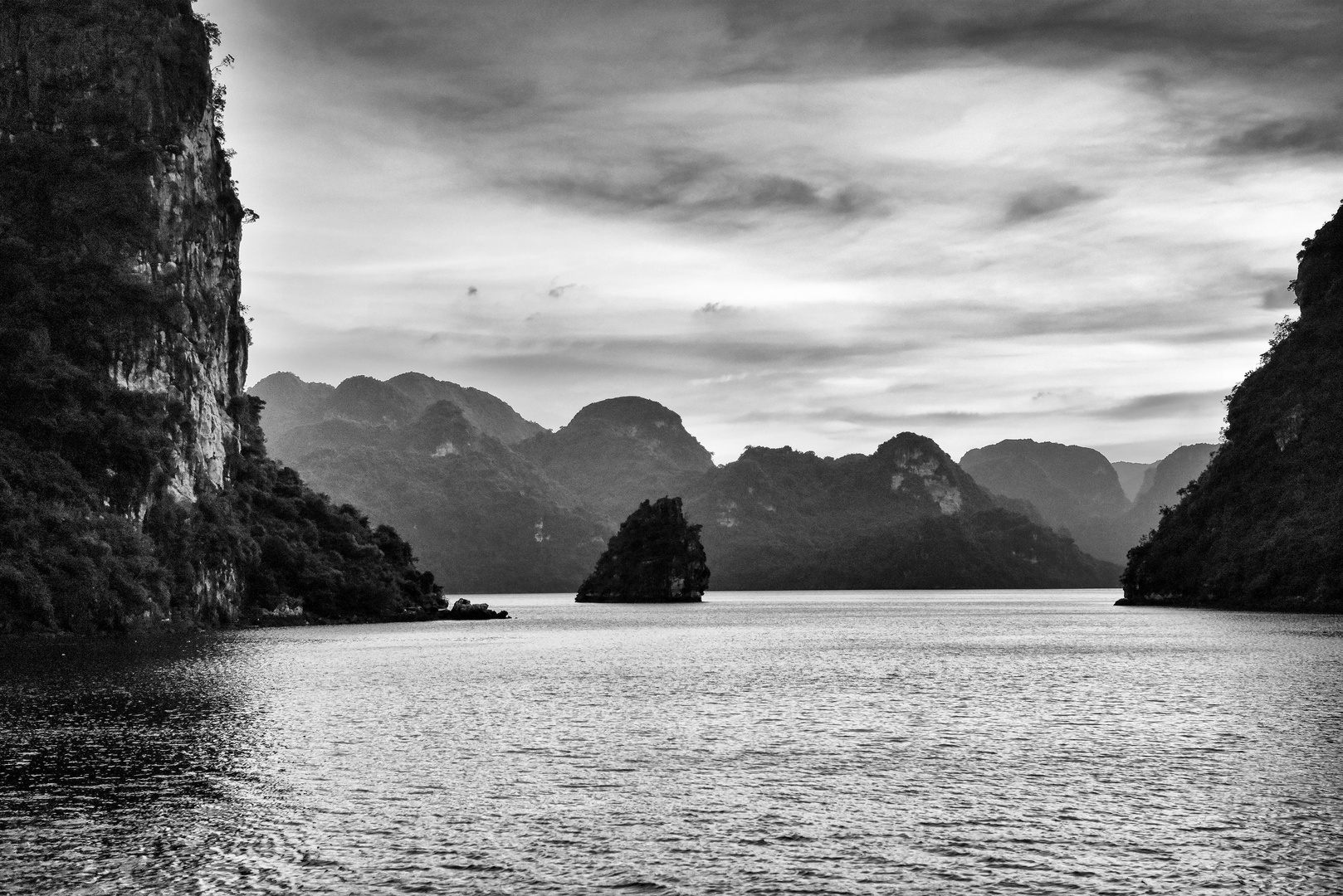 Abendstimmung in der Halong Bucht 05