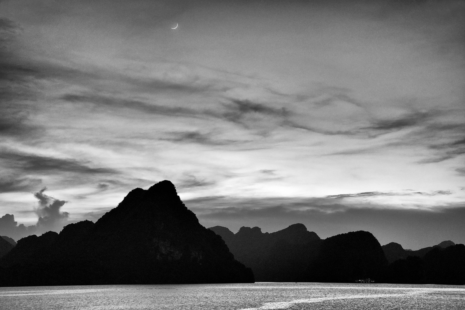 Abendstimmung in der Halong Bucht 06