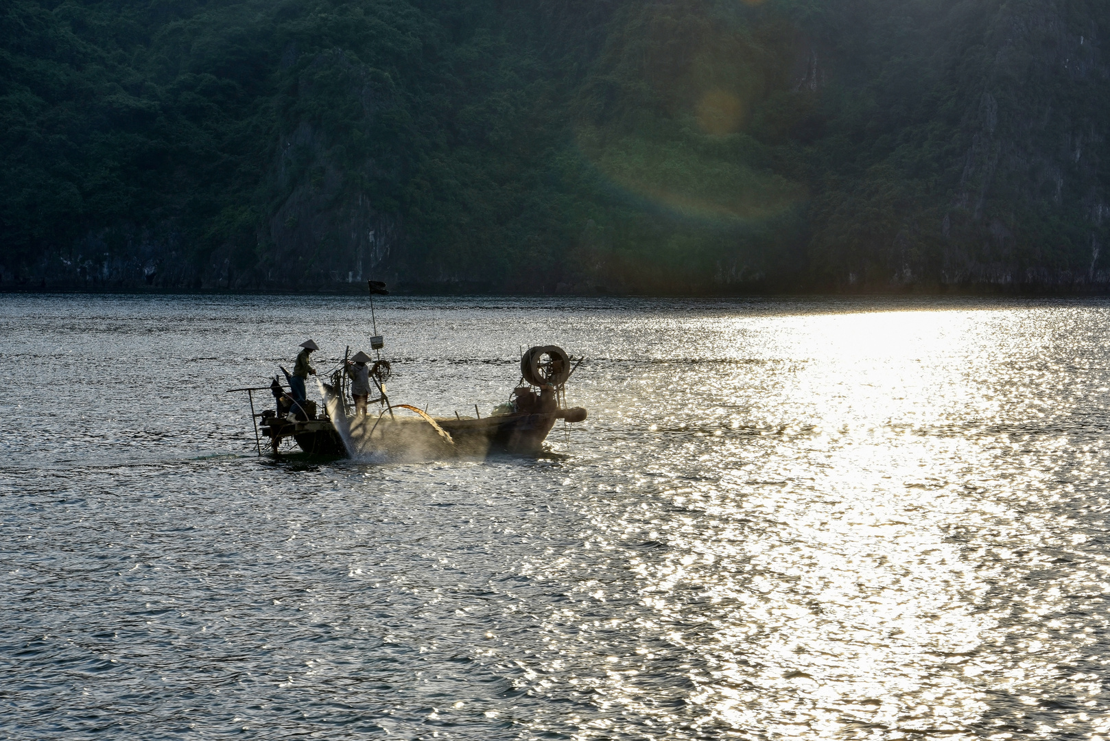 Abendstimmung in der Halong Bucht 07