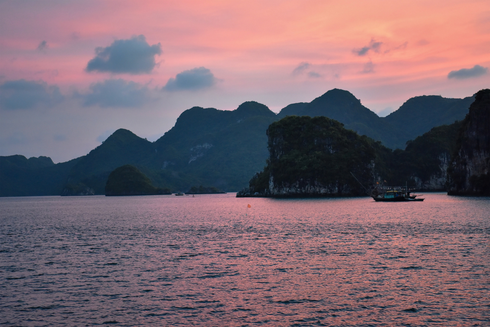 Abendstimmung in der Halong Bucht 09