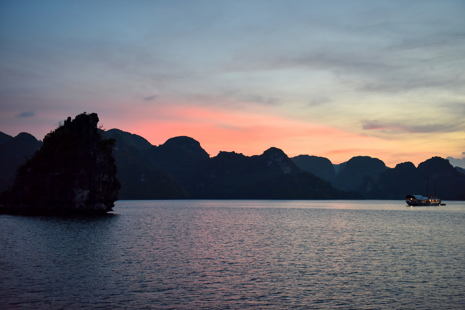 Abendstimmung in der Halong Bucht 12