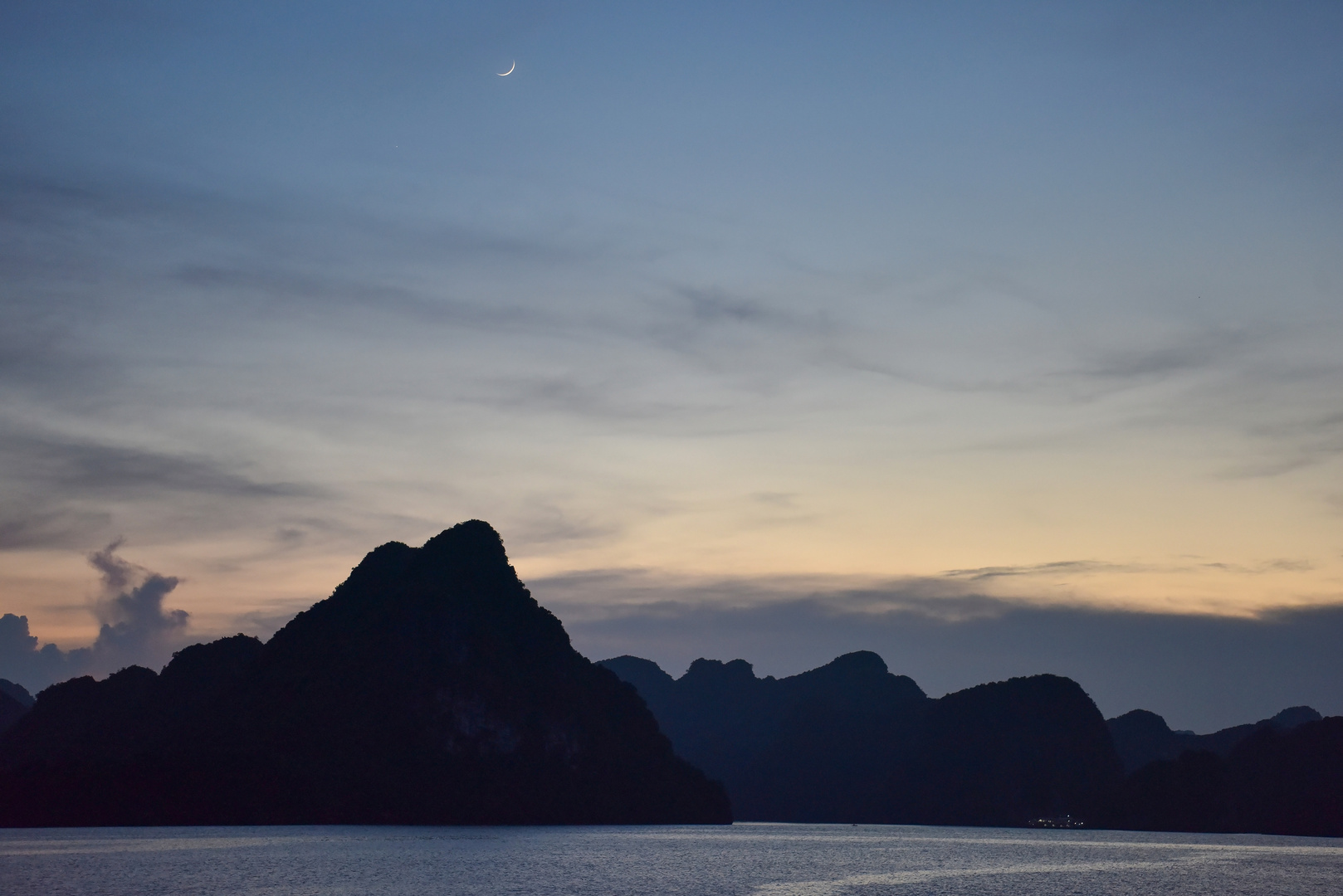 Abendstimmung in der Halong Bucht 13