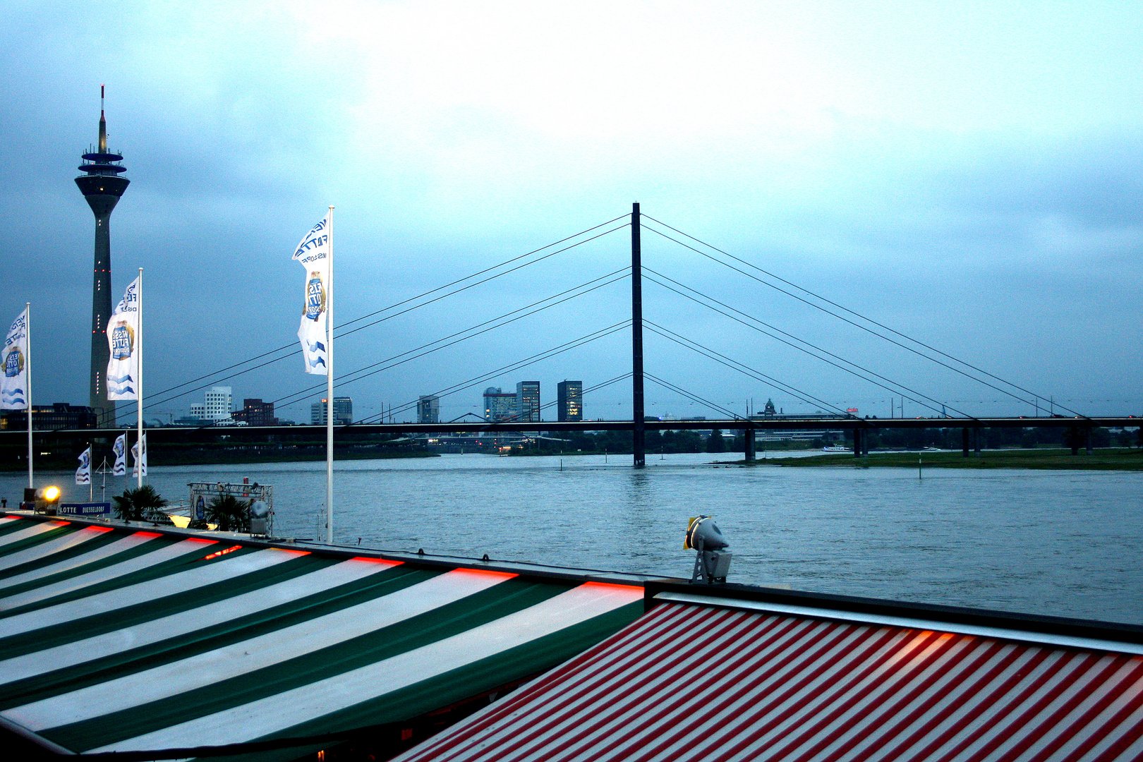 Abendstimmung in Düsseldorf am Rhein