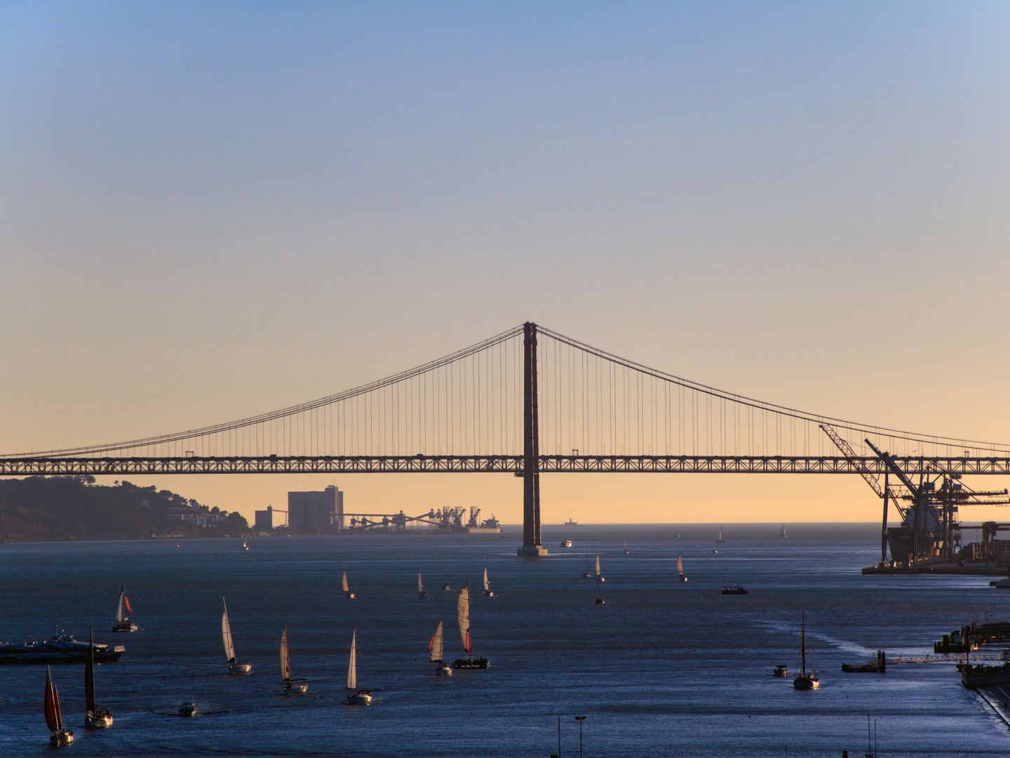 Abendstimmung in Lissabon an der "Ponte de 25 Abril"