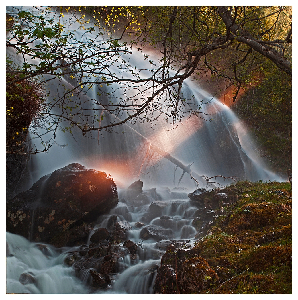 Abendstimmung in Norwegen. Ein letzter Sonnenstrahl trifft Felsen.