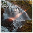 Abendstimmung in Norwegen. Ein letzter Sonnenstrahl trifft Felsen.