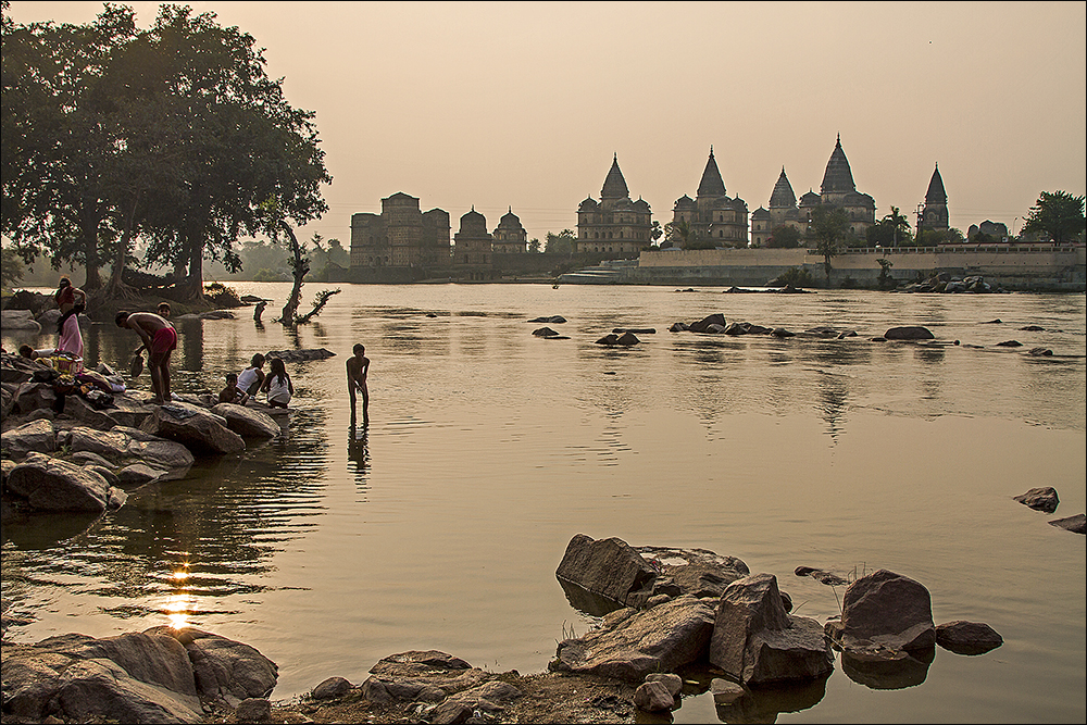 Abendstimmung in Orchha am heiligen Fluß Betwa