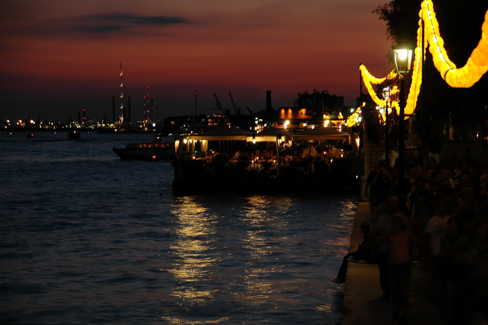 Abendstimmung in Venedig am Tag des Redentorefestes von Wolfgang Riethmüller