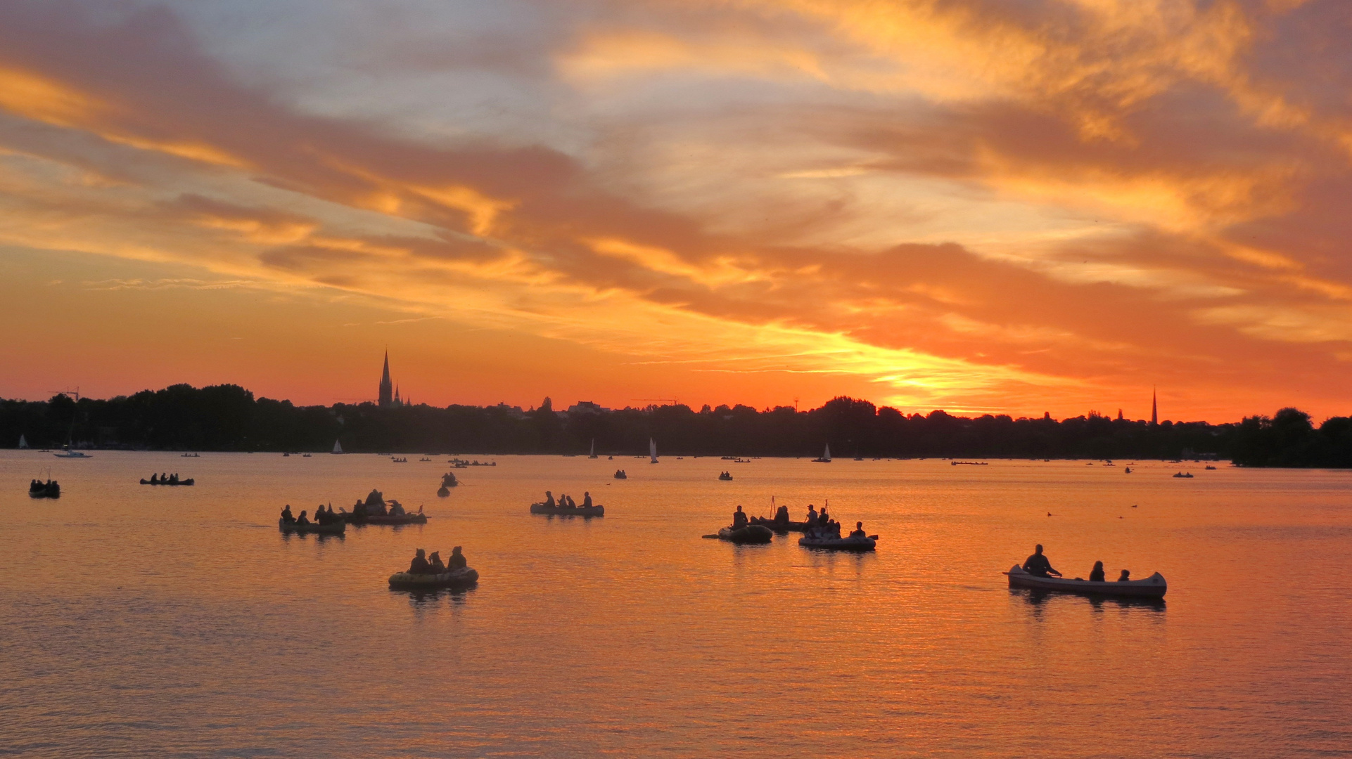 Abendstimmung mit Booten auf der Aussenalster