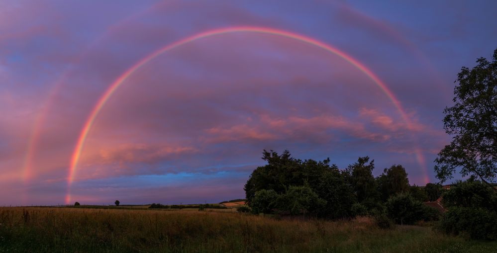 Abendstimmung mit doppeltem Regenbogen