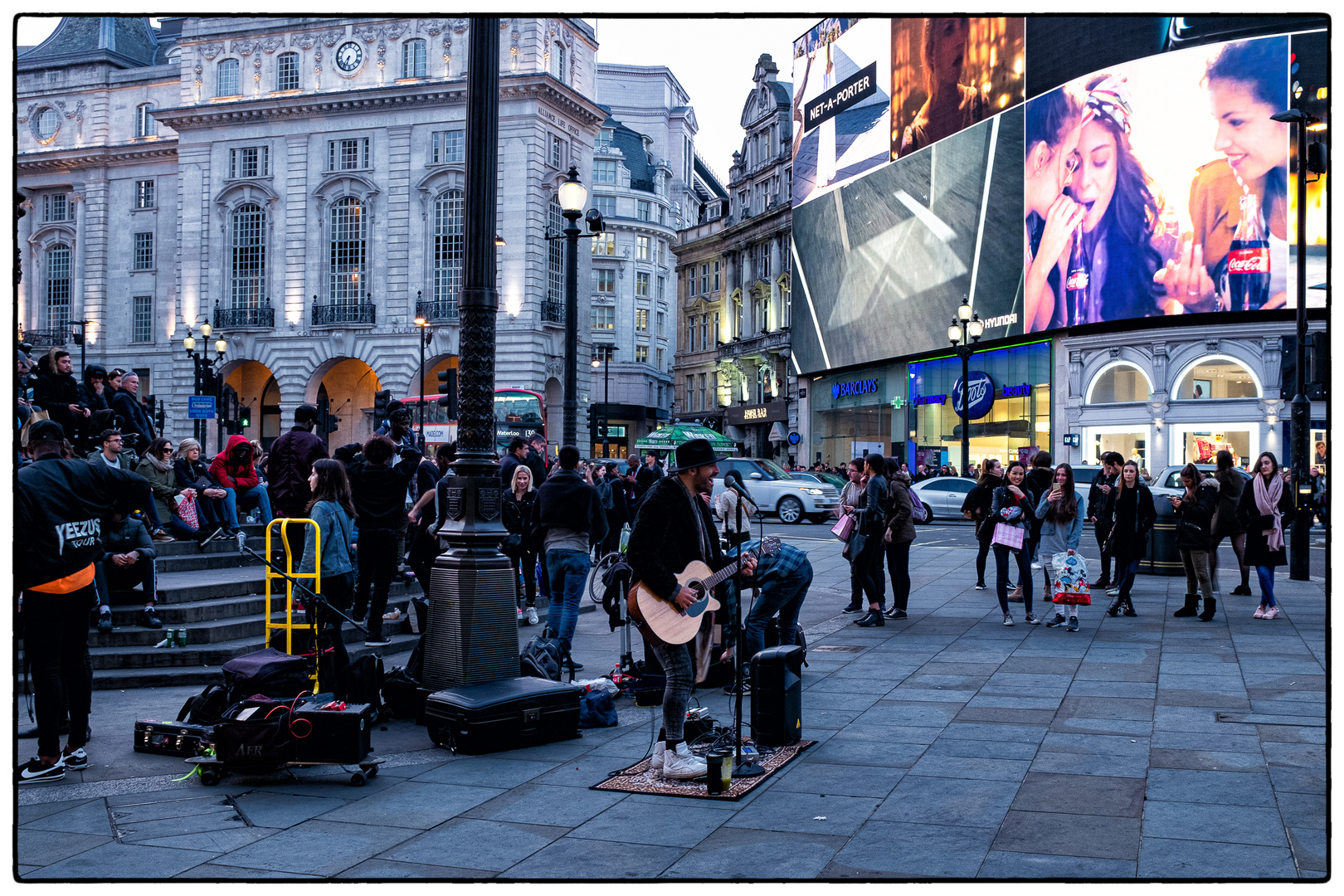 Abendstimmung mit Musik am Piccadilly Circus 