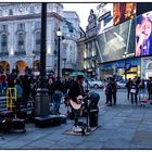 Abendstimmung mit Musik am Piccadilly Circus 