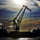 Abendstimmung mit Schwimmkran auf der Elbe