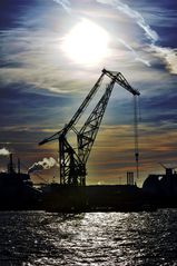 Abendstimmung mit Schwimmkran auf der Elbe