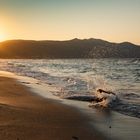 Abendstimmung mit Sonne, Bergen und Brandung auf Kreta