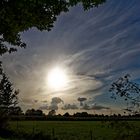 Abendstimmung mit Sonne, Nebensonne und Wolken