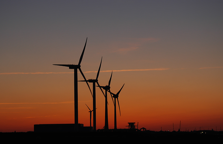 Abendstimmung mit Windkraft