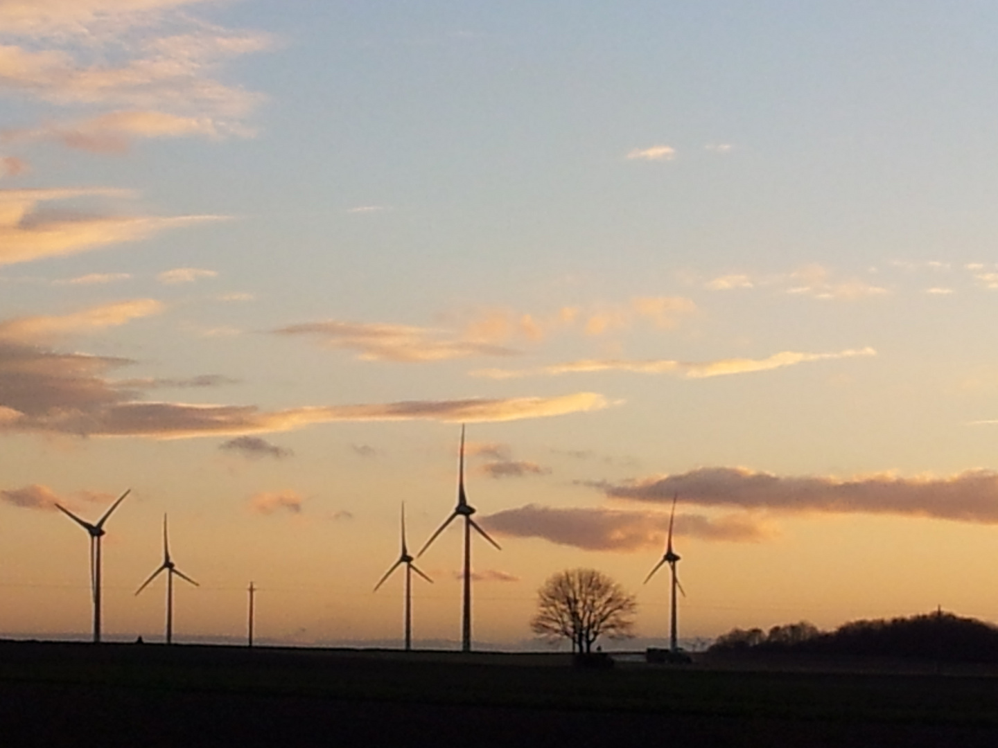 Abendstimmung mit Windrädern