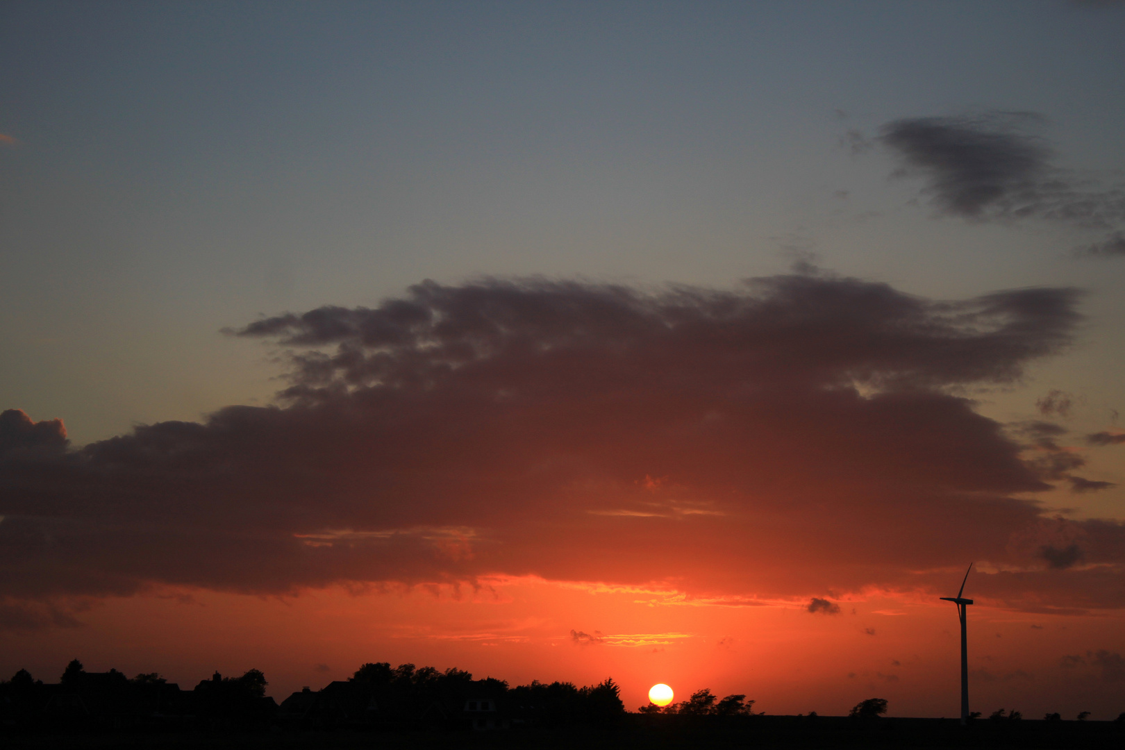 -Abendstimmung mit zwei Energielieferanten...