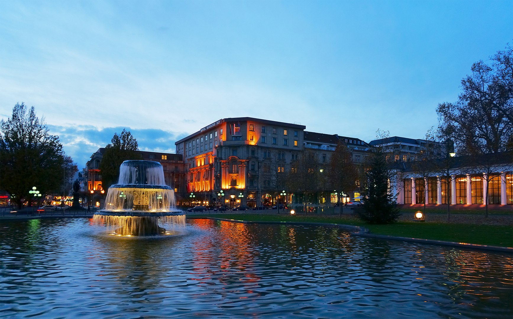 Abendstimmung Nassauer Hof und Kurhauskolonnaden