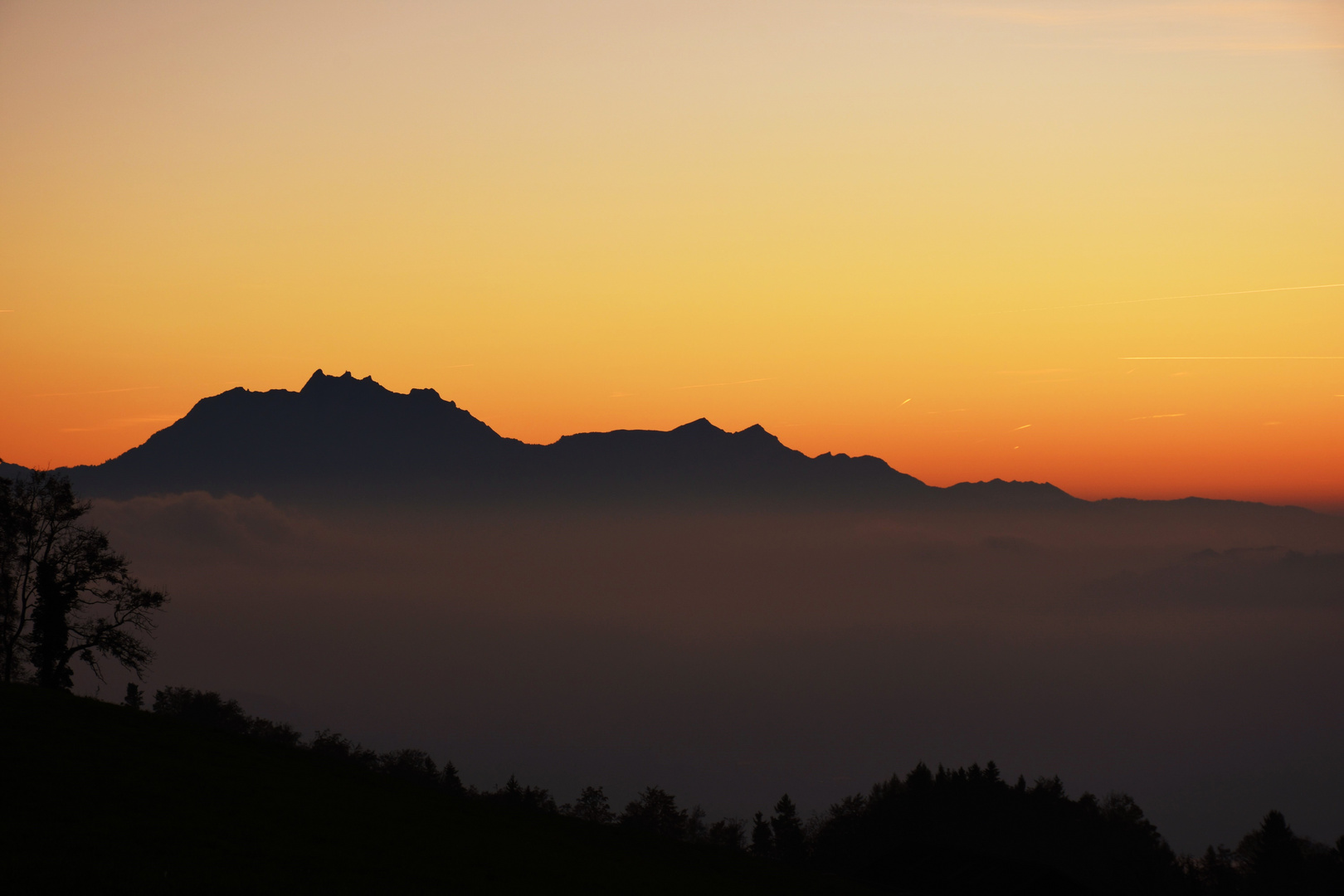 Abendstimmung oberhalb vom Zugersee in der Schweiz