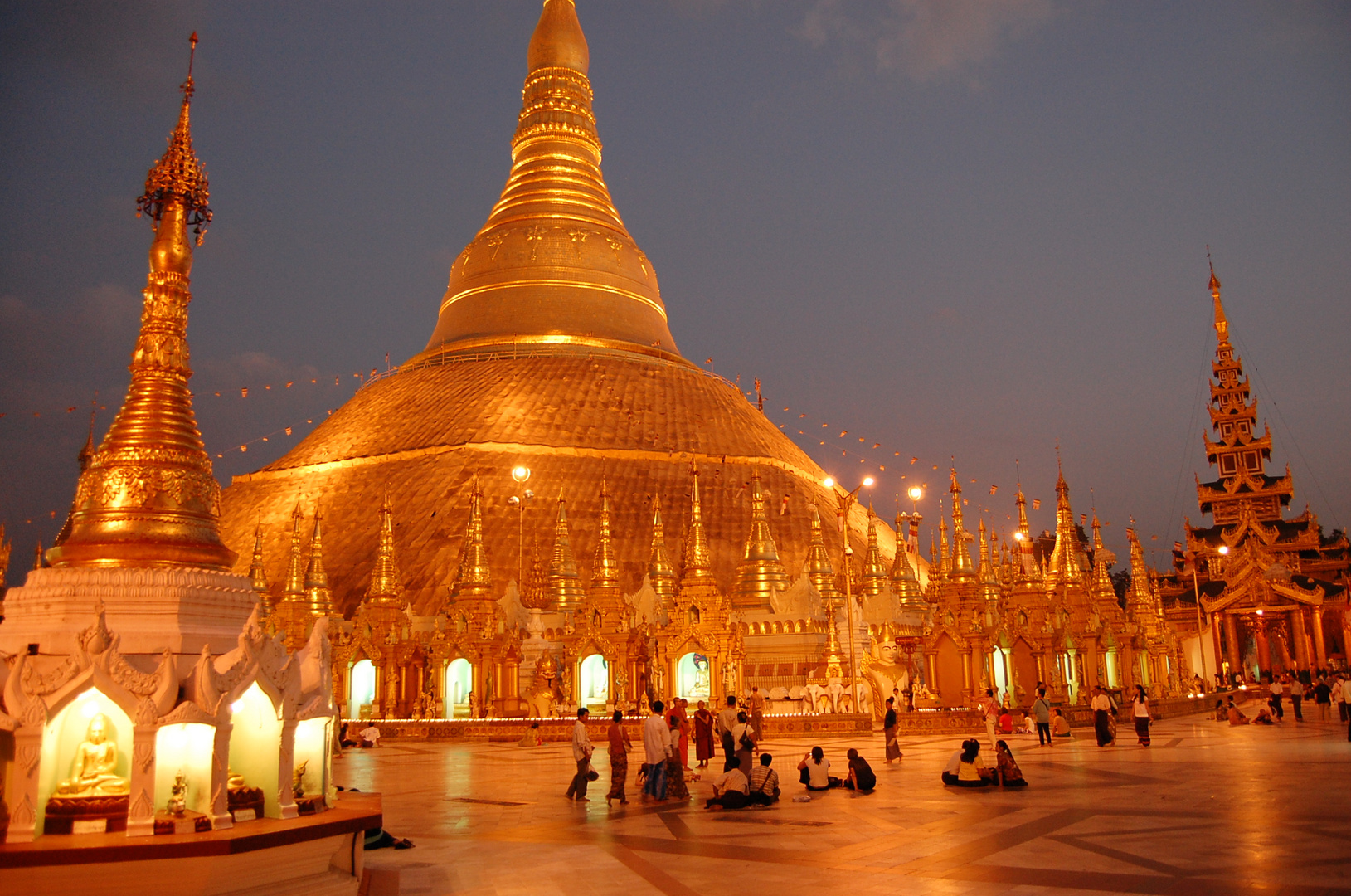 Abendstimmung Shwedagon Pagode Yangon / Myanmar