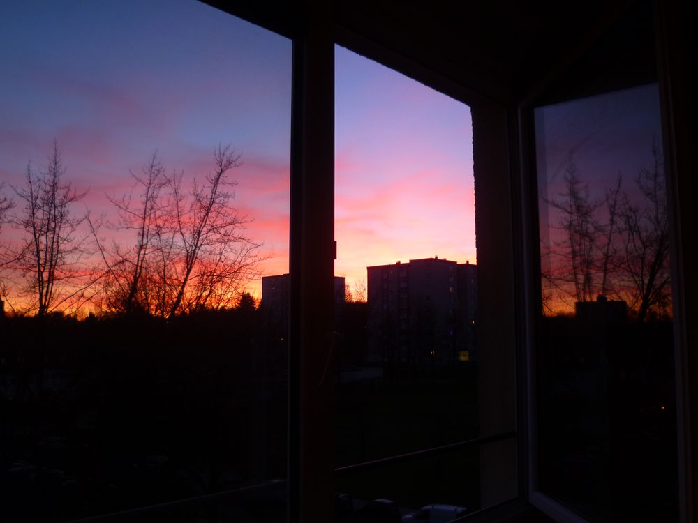 Abendstimmung spiegelt sich im Fenster