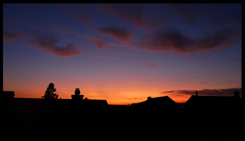 Abendstimmung über dem Dächerhorizont