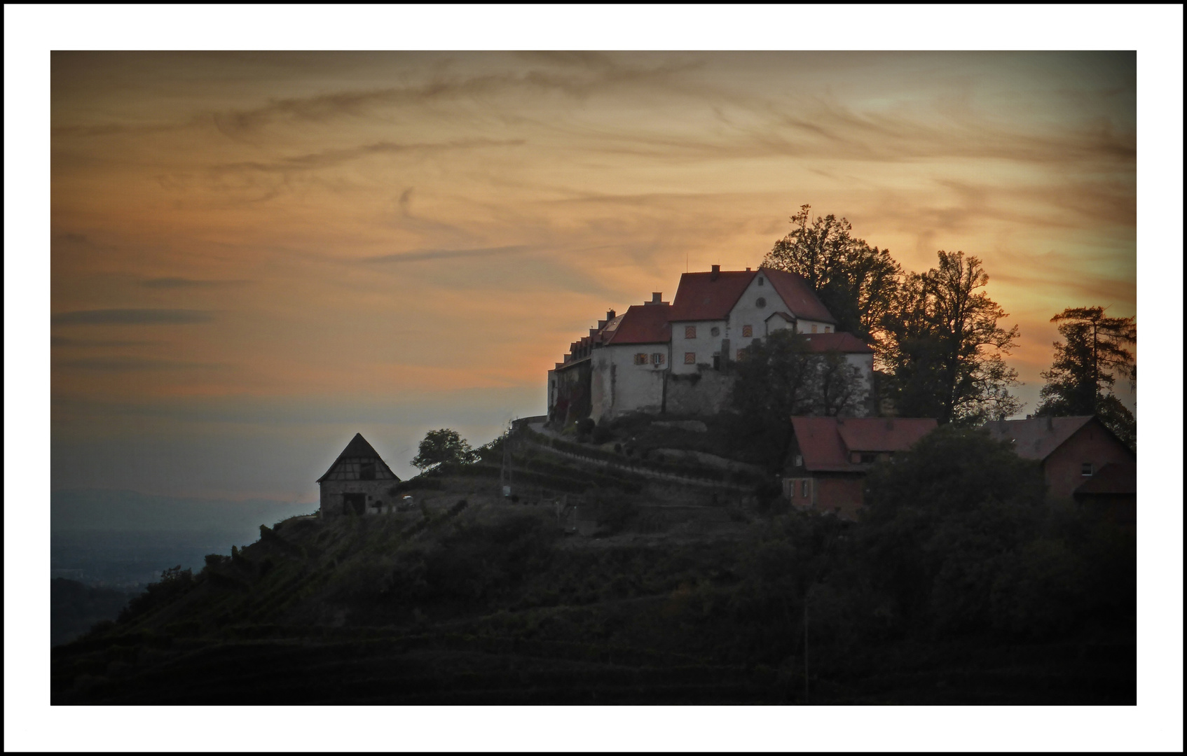 Abendstimmung über dem Schloss Staufenberg