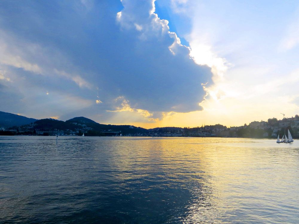 Abendstimmung über dem Vierwaldstättersee ...