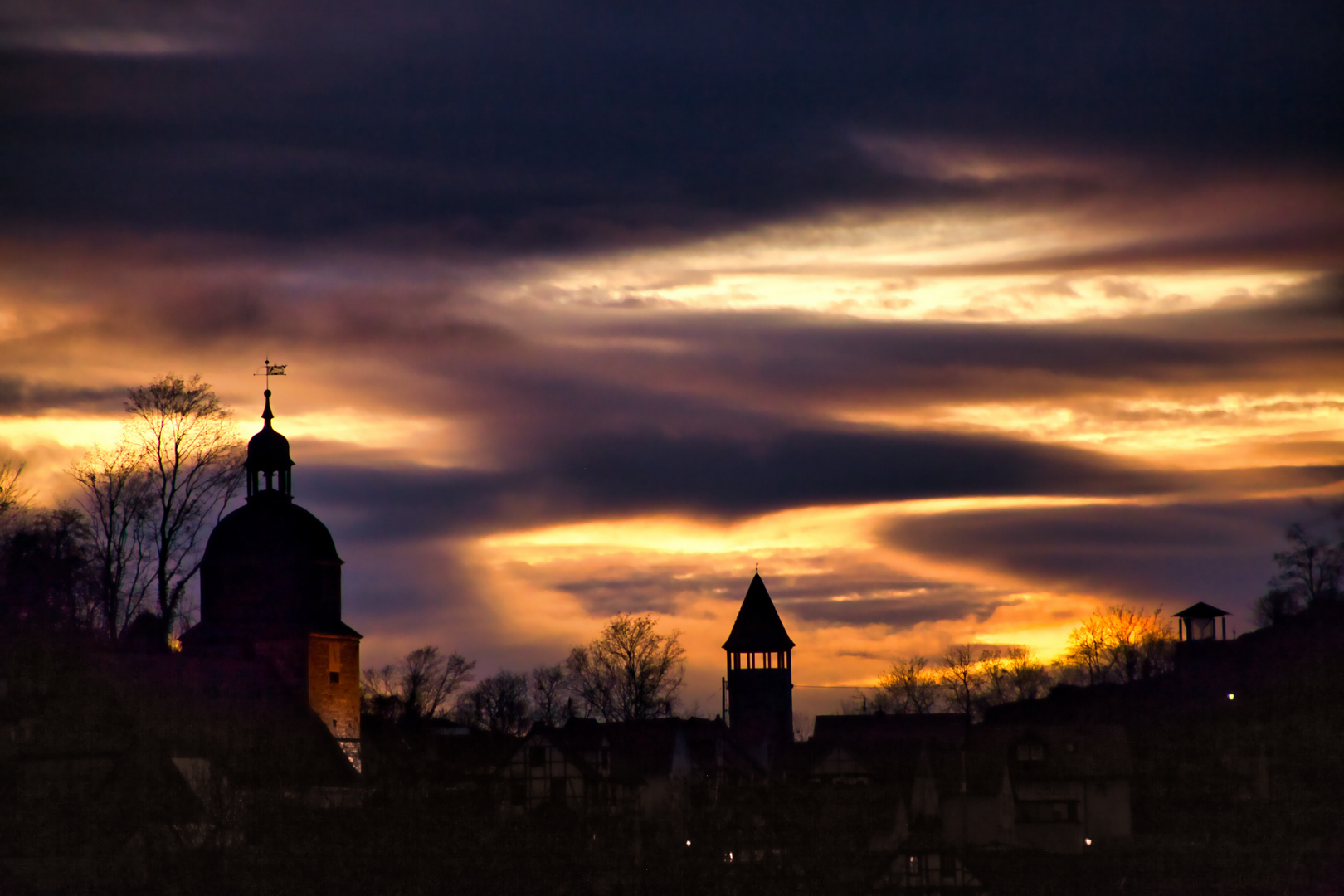 Abendstimmung über den Dächern von Gudensberg.