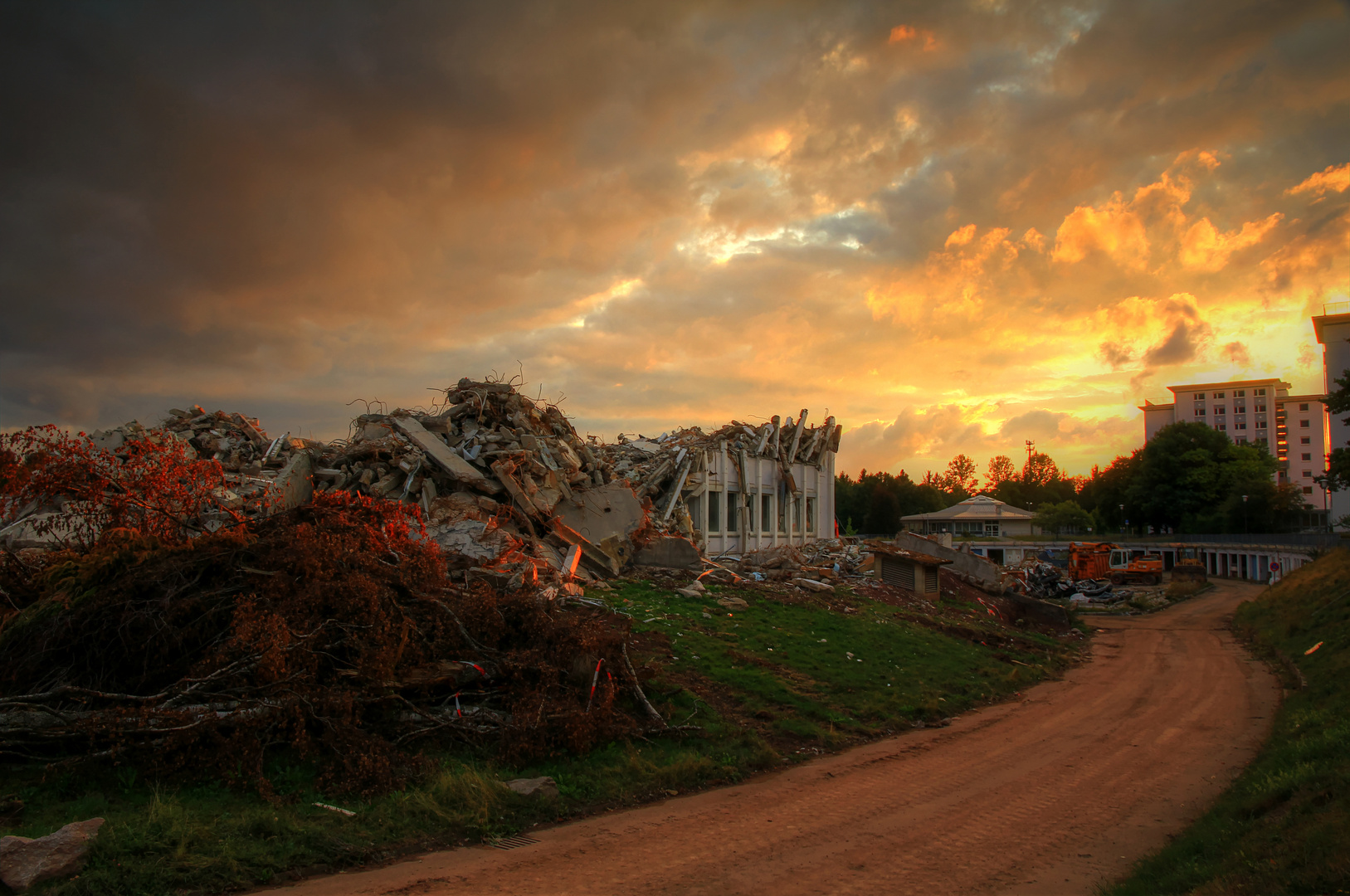 Abendstimmung über der Abrissbaustelle