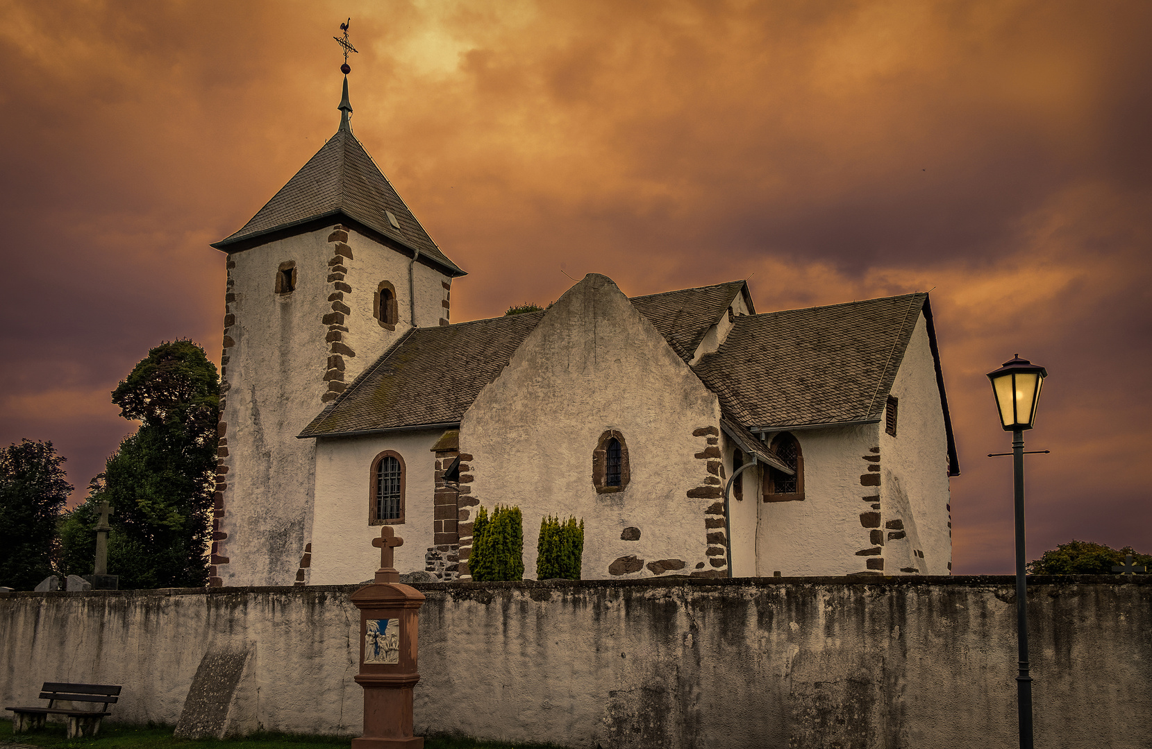 Abendstimmung über der alten Wehrkirche in Berndorf