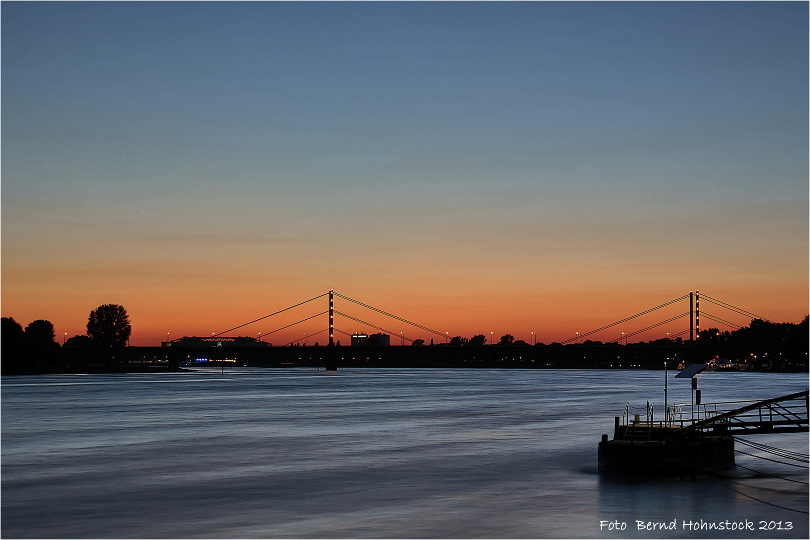 Abendstimmung über der Rheinbrücke in Dssd. ....