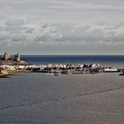 Abendstimmung über einer kanarischen Gemeinde am Ende der Bucht