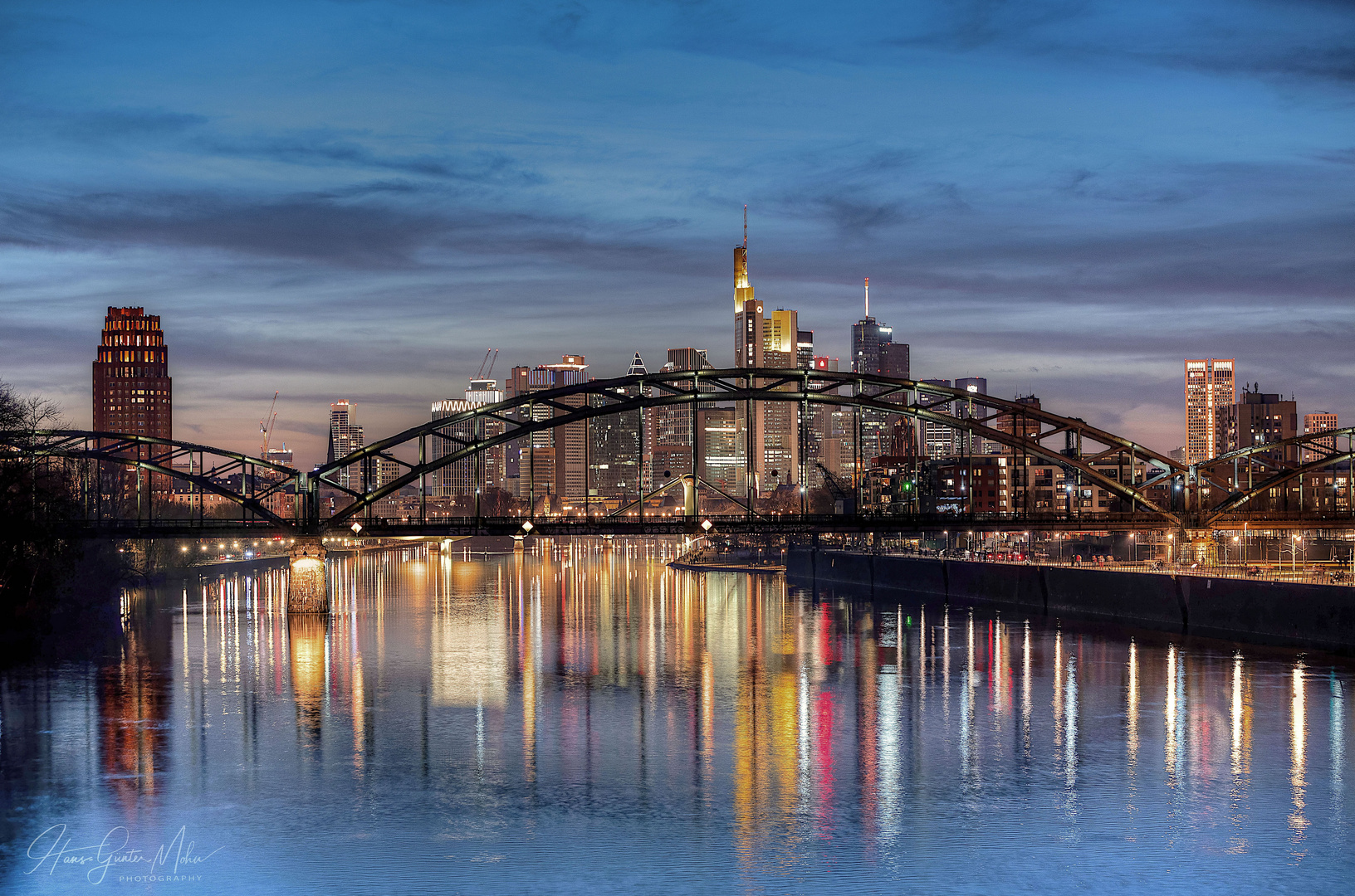 Abendstimmung über Frankfurt - Februar 2021