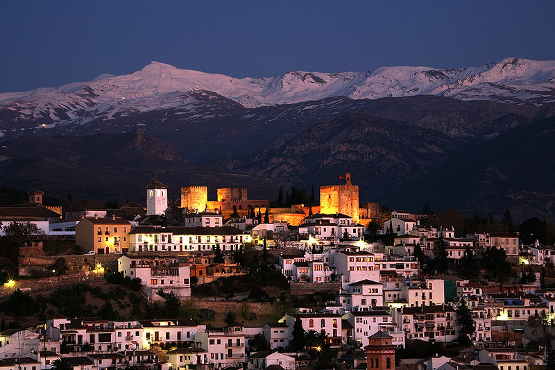 Abendstimmung über Granadas Alhambra und der Sierra Nevada