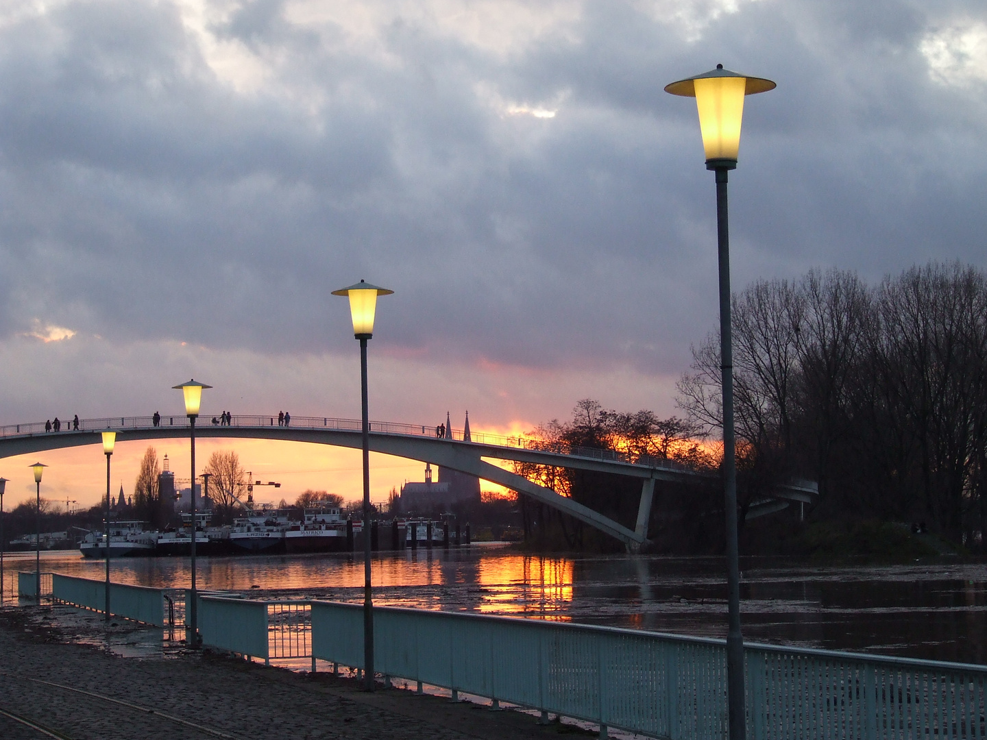 Abendstimmung: Uferpromenade am Rhein in Köln-Mülheim bei Hochwasser