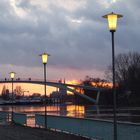 Abendstimmung: Uferpromenade am Rhein in Köln-Mülheim bei Hochwasser